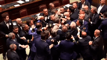 Diputados se agarran a golpes en Parlamento italiano: uno tuvo que ser evacuado en silla de ruedas