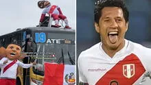 Hinchas peruanos decoran bus y colocan muñeco de Lapadula en muestra de apoyo: “¡Arriba Perú!”