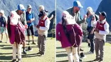Expulsan a turistas de Machu Picchu por tomarse foto con bandera: “No pueden hacer lo que quieren”