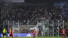 Universitario vs. Colo-Colo fue suspendido: hinchas del Cacique atacaron a los aficionados de la 'U' en el Monumental de Chile