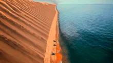 El increíble país donde el desierto y el mar se juntan: las dunas alcanzan los 300 metros de arena rojiza