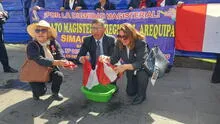 Arequipa: Sindicato Magisterial protesta contra el Gobierno central con lavado de bandera por actos de corrupción