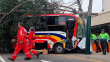 Fatal accidente en av. Brasil deja un muerto y 31 heridos: bus atropelló a peatón y quedó atascado en poste de luz