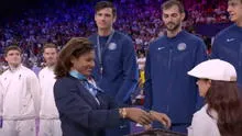 ¡La Zurda de Oro presente en París 2024! Cecilia Tait entregó medallas en premiación de vóley masculino