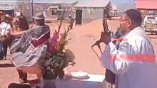 Sacerdote en Puno toma su guitarra, canta huaynos y hace bailar a sus feligreses durante misa