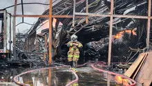 Bomberos luchan contra incendio en Breña tras más de 24 horas y el fuego se reaviva