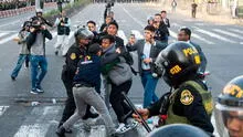 Cuatro periodistas fueron atacados por policías durante la cobertura del paro de transportistas en Lima