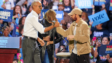 El icónico momento en que Obama rapeó 'Love Yourself' con Eminem en mitin de Kamala: “Voten por la nueva presidenta"