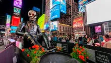 Catrinas gigantes adornan Times Square en celebración del Día de los Muertos en Estados Unidos