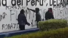 Sujetos vandalizan muro histórico de San Marcos y agreden a estudiante durante protestas por nuevas elecciones