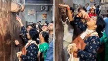 Fieles en la India hacen fila para beber 'agua bendita' del dios Krishna, pero terminó siendo del aire acondicionado