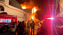 Fuerte incendio en San Martín de Porres: 14 unidades de bomberos combaten el fuego en depósito de pinturas