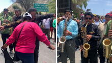 Orquesta musical realizó show en plena carretera para cruzar vía bloqueada: “Todo sea por pasar”