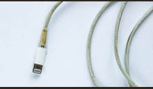 ¿Por qué el cable de mi teléfono se puso amarillo? Estas son las causas y cómo limpiarlo correctamente