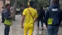 Personas vestidas de amarillo llenan las calles de Perú