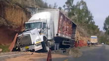 Tráiler cargado de cerveza se despista en la Carretera Central: unidad impactó contra cerro