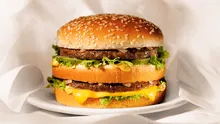 Un hombre en China comió hamburguesas durante 7 días y en vez de sangre le extrajeron "leche"