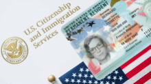 ¡Presta atención, inmigrante en Estados Unidos!: 3 pasos para tramitar rápidamente la Green Card, según USCIS