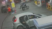 Video: 2 delincuentes persiguieron a una pareja a balazos para robarles una moto en Argentina