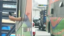 Captan a chofer usando pequeño espejo como retrovisor y afirman: “Es un bus moderno”