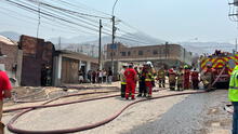 Incendio de grandes proporciones en San Juan de Lurigancho moviliza a 17 unidades de Bomberos