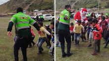 Policía emociona al bailar con niños durante chocolatada: "Lleva en sus venas la raíz del huaylas"