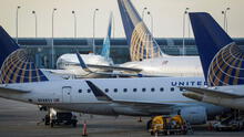 Encuentran un cuerpo sin vida atrapado en la llanta de un avión de United Airlines en Hawái