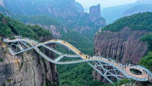 El Ruyi Bridge, el puente de cristal con forma de ADN que flota entre las montañas de China y recibe 200.000 personas