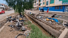 Acumulación de basura desborda acequia en Chiclayo: varias calles quedaron inundadas