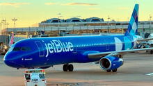 Caos en vuelo de JetBlue: pasajero abre la puerta de emergencia antes de despegar en aeropuerto de Estados Unidos