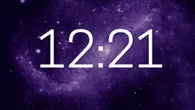 Ver la hora espejo 12:21 en el reloj, ¿cuál es su significado?