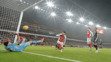 Dibu Martínez y su grosero error ante el Arsenal: intentó sacar el balón, pero el chip convalidó el gol