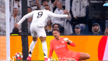 Arquero de Salzburgo le regaló el gol a Mbappé: el terrible blooper que terminó en el 3-0 del Madrid