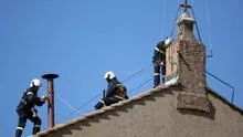 El Vaticano instala chimenea en la Capilla Sixtina para anunciar al sucesor del papa Francisco luego del cónclave