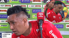 Christian Cueva abandonó entrevista: hinchas de Alianza Lima le arrojaron objetos al final del partido Christian Cueva abandonó entrevista: hinchas de Alianza Lima le arrojaron objetos al final del partido