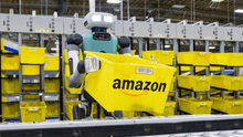 Jeff Bezos ya entrena a un ejército de robots para empaquetar lo que compras en Estados Unidos: usa juguetes para perros