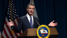 Gavin Newsom firma ley en California que prohíbe a empleadores exigir licencia de conducir como requisito laboral
