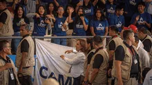 Estudiantes de Beca 18 abuchean a presidenta, pero seguridad los silencia: "Fuera, Dina"
