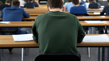 Estudiante de Medicina es expulsado de examen tras ser descubierto con lentes espía y audífonos ocultos