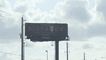 Instalan cartel contra Trump cerca de aeropuerto de Miami para que lo vea al llegar a Florida: "No queremos un aspirante a dictador"