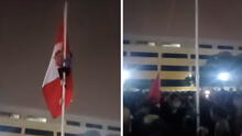 Joven genera indignación por subirse en un asta y derribar la bandera del Perú durante verbena en la UNMSM