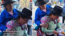 Comerciante peruana cargó en la espalda a su madre para vender tunas en Abancay: “Mamá, una sola”