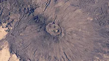 Un astronauta descubre desde el espacio un misterioso lago oculto y unos rastros antiguos dentro de un supervolcán en el desierto