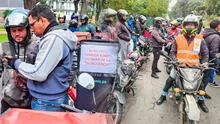 Motociclistas marchan contra el uso de chaleco obligatorio y casco con placa: "Nos están marcando como si fuéramos ganado"