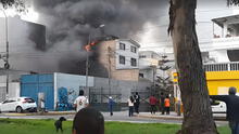 Reportan feroz incendio en taller de la avenida Huarochirí, en Ate: siniestro afecta tres pisos del inmueble