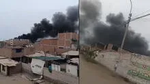 Feroz incendio en Chorrillos: bomberos no logran controlar las llamas en fábrica de sandalias