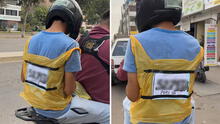 Motociclista improvisa chaleco con bolsa de plástico y usuarios se percatan de detalle en la placa: “No coincide”