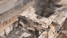 Impactantes imágenes aéreas del incendio en fábrica de colchones en VES: graves daños del siniestro Impactantes imágenes aéreas del incendio en fábrica de colchones en VES: graves daños del siniestro