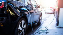 Vehículos híbridos vs eléctricos: ¿Cuál conviene más en este 2025, según tu estilo de vida?