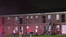 Incendio en Houston destruye varios edificios residenciales y afecta a familias locales de Texas